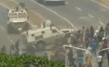 Forcat e armatosura të Venezuelës shkelën me autoblindë protestuesit që po përkrahin udhëheqësin opozitar (Video)