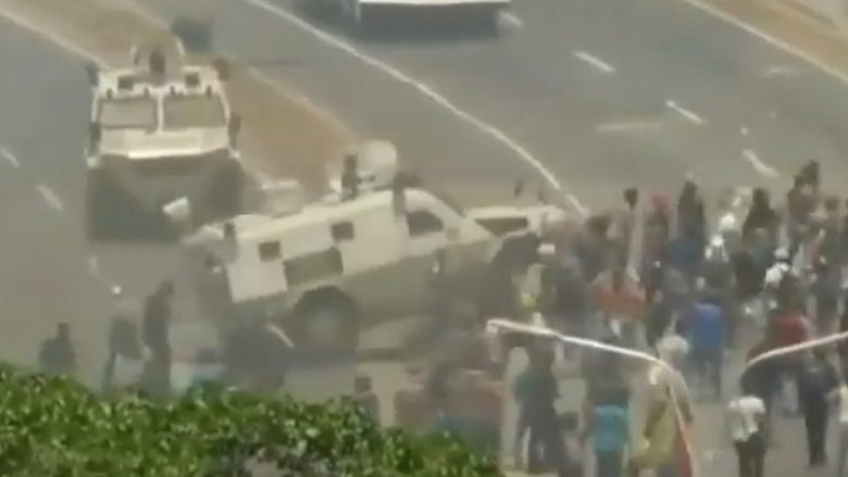 Forcat e armatosura të Venezuelës shkelën me autoblindë protestuesit që po përkrahin udhëheqësin opozitar (Video)