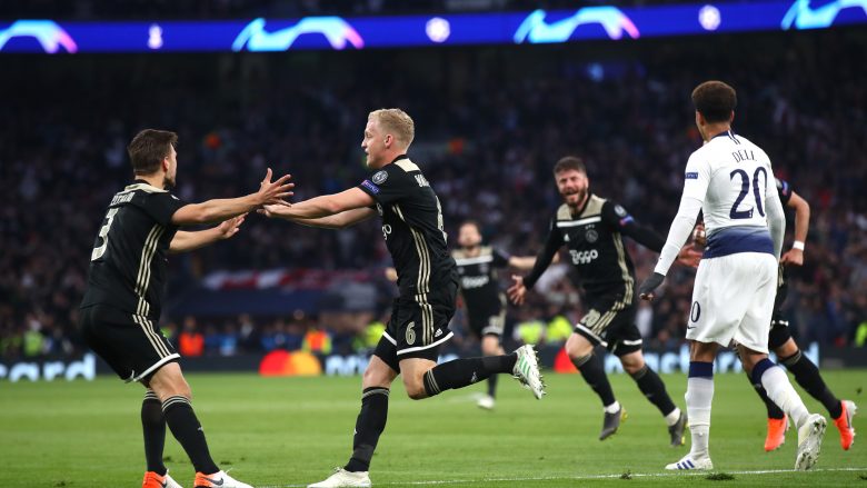 Mrekullia Ajax fiton edhe në Londër ndaj Tottenhamit, hap i madh drejt finales