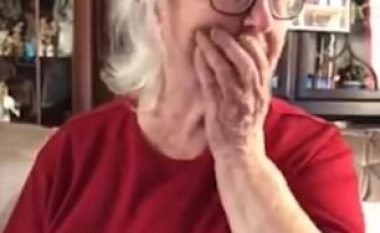 Gjyshja filloi të qante kur pranoi një donacion, pasi nuk po ia gjenin çantën e vjedhur (Video)