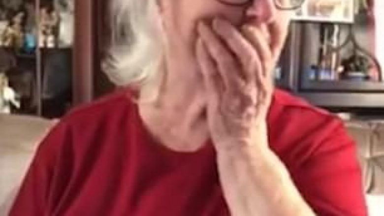 Gjyshja filloi të qante kur pranoi një donacion, pasi nuk po ia gjenin çantën e vjedhur (Video)