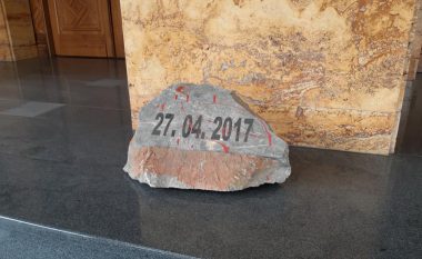 “27 prilli”, rikthehet “guri” para Kuvendit të Maqedonisë së Veriut