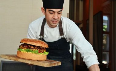 Hamburgeri më i shtrenjtë në botë, i përgatitur edhe me pluhur ari (Foto)