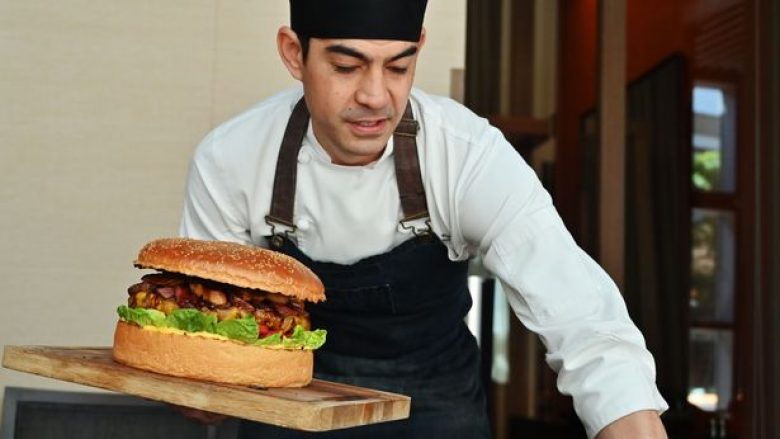 Hamburgeri më i shtrenjtë në botë, i përgatitur edhe me pluhur ari (Foto)