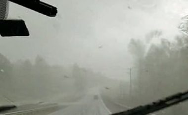 Infermierët e vozitën autoambulancën nëpër tornadon të lëvizte me 250 kilometra në orë (Video)