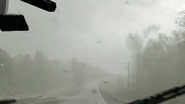 Infermierët e vozitën autoambulancën nëpër tornadon të lëvizte me 250 kilometra në orë (Video)