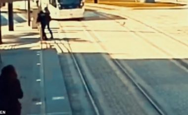 Kalimtarja e verbër u largua prej binarëve nga një polic, pak momente para se të afrohej treni (Video)