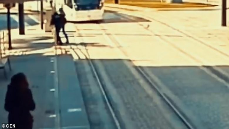 Kalimtarja e verbër u largua prej binarëve nga një polic, pak momente para se të afrohej treni (Video)