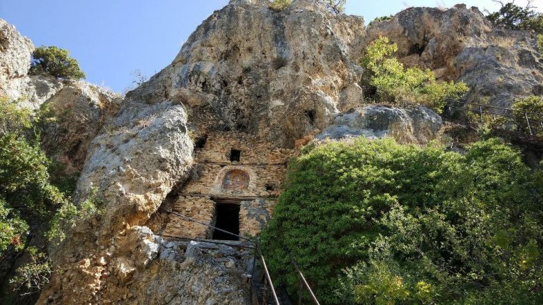Kisha eremite, mes ujërave të Prespës