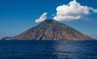 Kritika për turistin që u fotografua në kraterin e një vullkani aktiv (Video)
