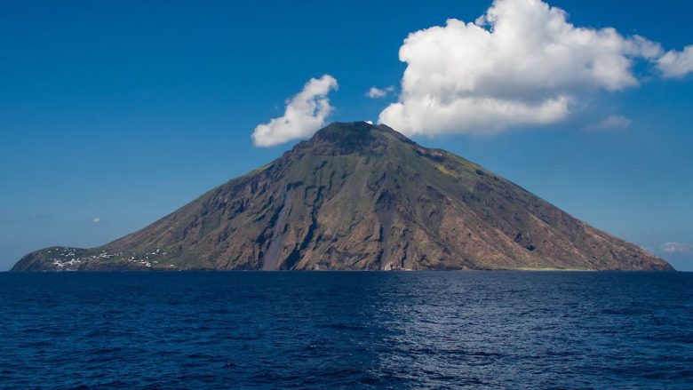 Kritika për turistin që u fotografua në kraterin e një vullkani aktiv (Video)