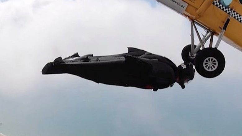 Loja e rrezikshme në qiell ndërmjet lëshuesit me kostum dhe një parashutisti (Video)