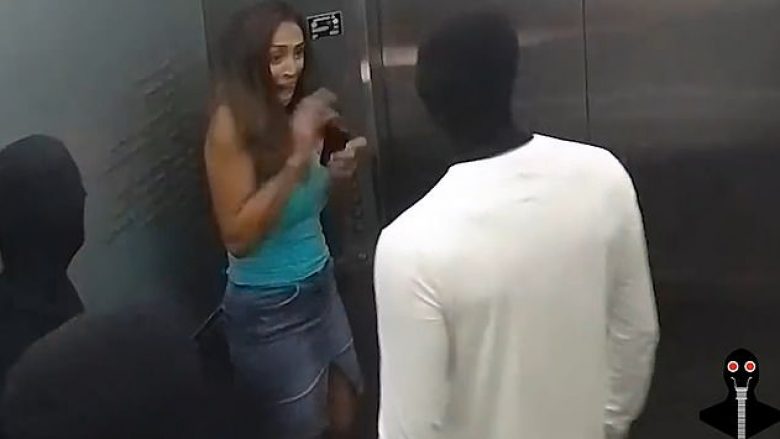 Manekinët ngjallen papritmas, frikësojnë të pranishmit në ashensor (Video)