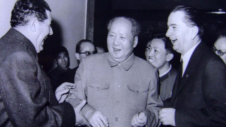 Mao pyet udhëheqësit shqiptarë për shkollimin e lartë, të gjithë ishin me shkolla fillore e të mesme