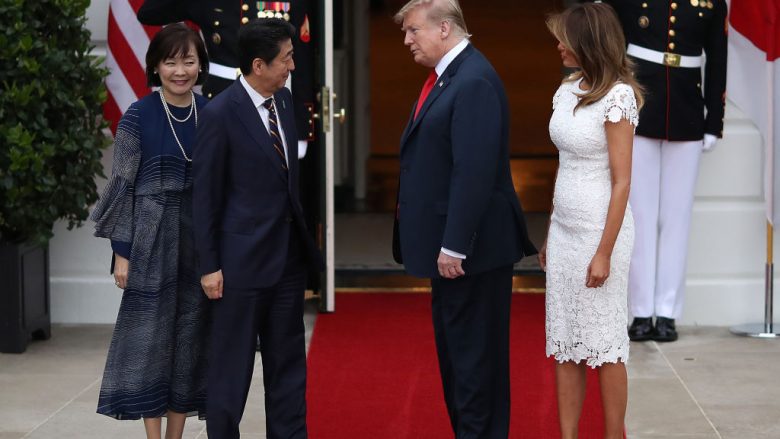 Melania e festoi ditëlindjen në një darkë zyrtare të Trump me kryeministrin e Japonisë