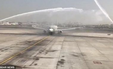 Mirëpritet me vrushkuj uji, dëmtohet aeroplani saudit që po aterronte nga aeroporti i Dubait (Video)