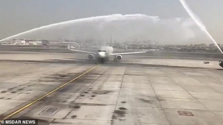 Mirëpritet me vrushkuj uji, dëmtohet aeroplani saudit që po aterronte nga aeroporti i Dubait (Video)