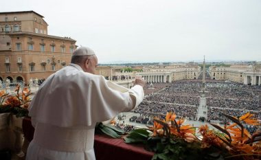 Mesha e Pashkës në Vatikan, pagëzohen dhe kungohen edhe shqiptarë