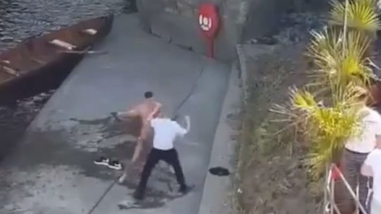 Rojat e kafenesë sulmuan një turist që u hodh në lumin që ndodhej në afërsi (Video)