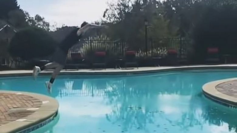 Rrotullimi i suksesshëm mbi një hapësirë të gjerë, deri në anën tjetër të pishinës (Video)