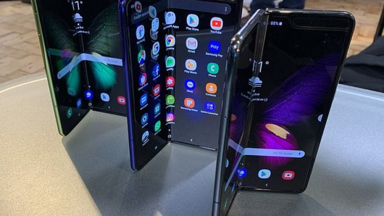 Samsung shtynë lansimin e telefonit të palosshëm, shkaku raporteve për dëmtim të ekranit (Foto)