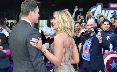 Scarlett Johansson tregon figurën trupore, tatuazhin dhe shfaqet me të dashurin në premierë