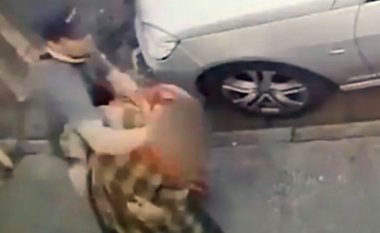 Një grua myslimane rrëzohet për tokë, pasi sulmohet nga disa të rinj – përfundon në spital (Video)