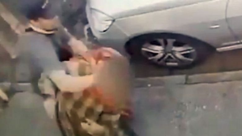 Një grua myslimane rrëzohet për tokë, pasi sulmohet nga disa të rinj – përfundon në spital (Video)