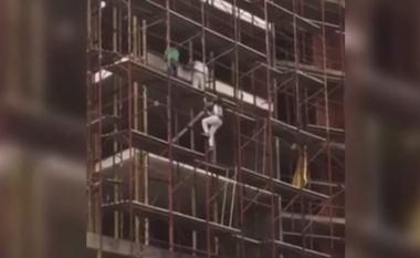 Pamje që tregojnë se sa shumë rrezikon një punëtor në një vend të punës, në një ndërtesë në Prishtinë (Video)