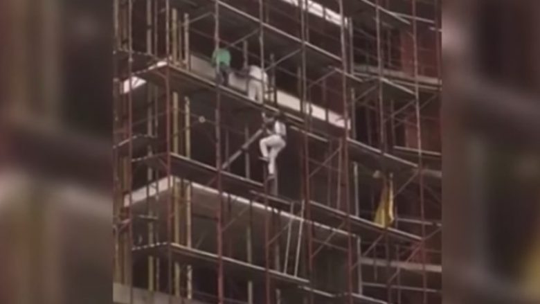 Pamje që tregojnë se sa shumë rrezikon një punëtor në një vend të punës, në një ndërtesë në Prishtinë (Video)