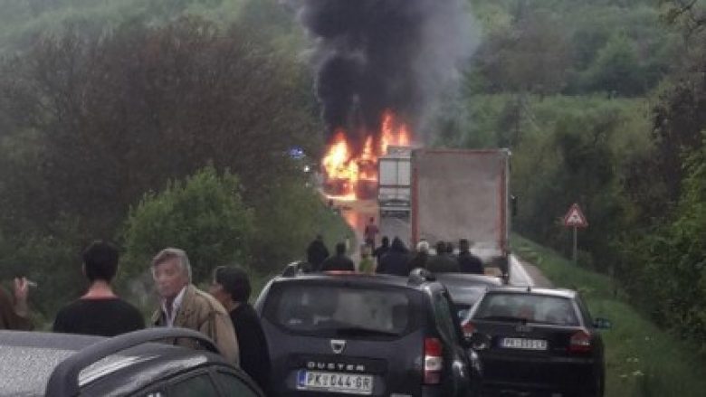 Përplasen një kamion me një autobus në Serbi, katër të vdekur dhe disa të lënduar (Foto/Video)