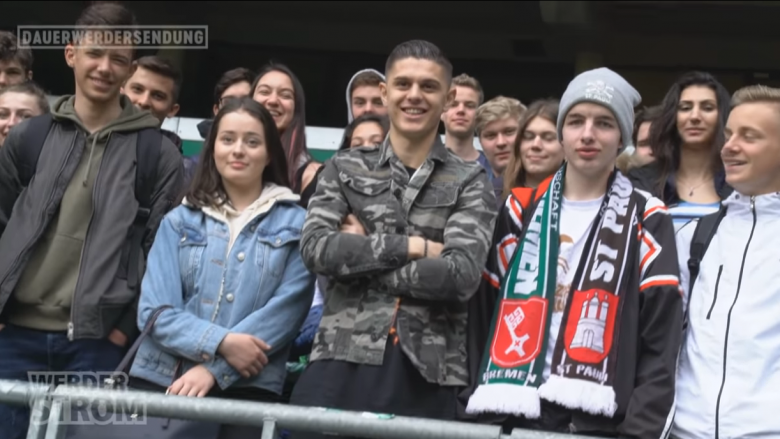 Milot Rashica, krenaria e Kosovës – Werder Bremen me një video speciale për yllin tonë pasi u vizitua nga nxënësit shqiptarë që jetojnë në Gjermani