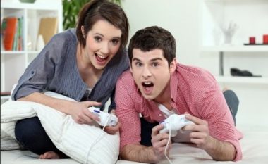 Të rinjtë nuk janë duke bërë seks sepse po i preferojnë rrjetet sociale dhe video-lojërat