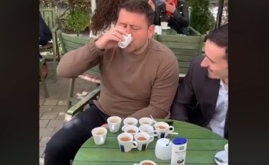 Dhjetë të tilla “eks” vetëm në mëngjes, deputeti kosovar tregon se është “rekordmen” në pirjen e kafesë (Video)
