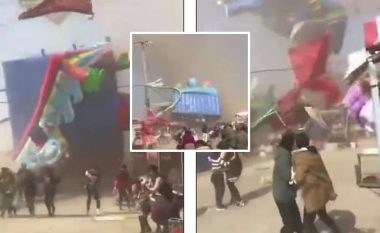 Stuhia e pluhurit e “fluturoi në ajër” një kështjellë të fryrë, 2 të vdekur e 20 të lënduar në një park lojërash në Kinë (Video)