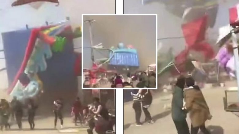 Stuhia e pluhurit e “fluturoi në ajër” një kështjellë të fryrë, 2 të vdekur e 20 të lënduar në një park lojërash në Kinë (Video)