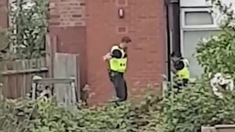Polici “harron” se ishte në një aksion bastisjeje, shihet duke kërcyer në një trampolinë – fillojnë hetimet rreth tij (Video)