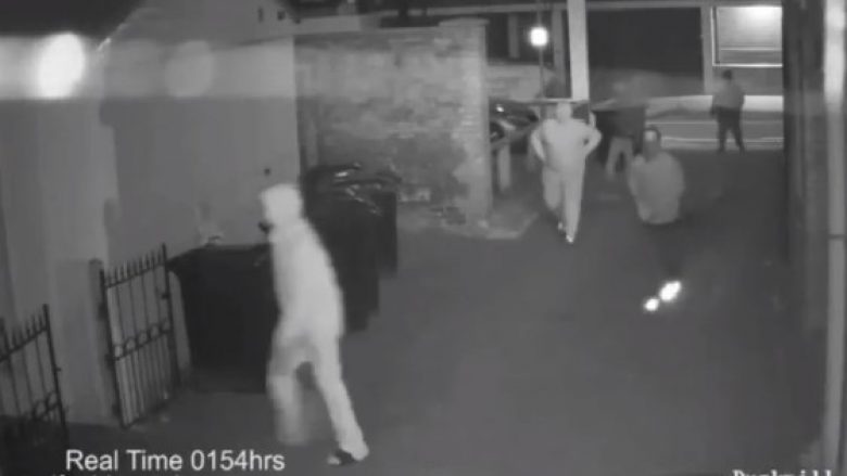 Banditët futen në shtëpinë e tregtarit të drogës, para se ta mbysin atë – që gjendej në shtrat me të dashurën e tij (Video)