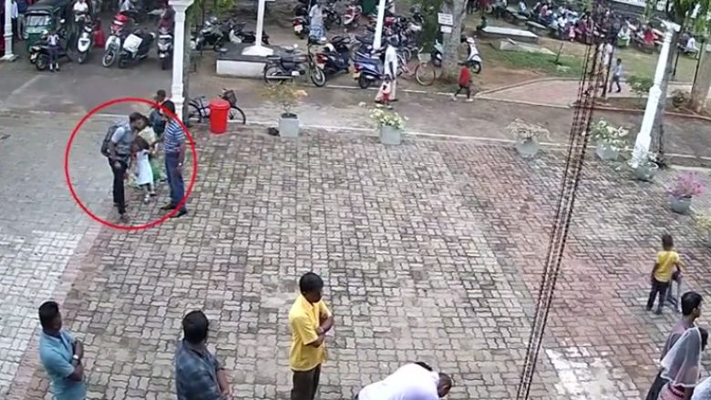 Përkëdheli vajzën e vogël, pastaj hodhi kishën në erë – pamjet nga Shri Lanka që kanë marrë vëmendjen e të gjithëve (Video)