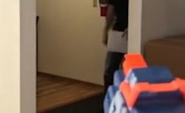 Shkrepte plumba gome nëpër dhomë, qëlloi në fytyrë të vëllain që hyri papritmas (Video)