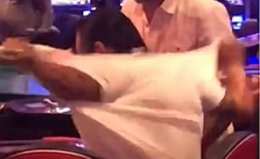 Shqeu bluzën në stilin e mundësve kur nisi sulmin, kundërshtari e rrahu keq në mes të kazinosë (Video)