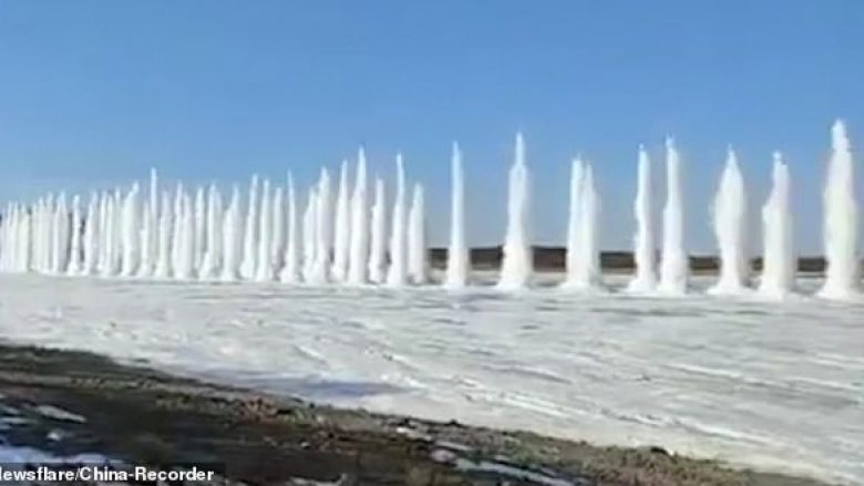 Sipërfaqen e lumit të ngrirë e thyen me eksploziv, shpërthimi ngriti ujin deri në 50 metra (Video)