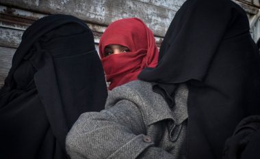 U largua nga Kosova me bashkëshortin dhe dy fëmijët dhe iu bashkua ISIS-it, Prokuroria i ngrit aktakuzë