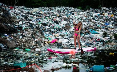 Surfon nëpër bregdetin e mbushur me mbeturina, për të ngritur vetëdijen mbi ambientin (Video)