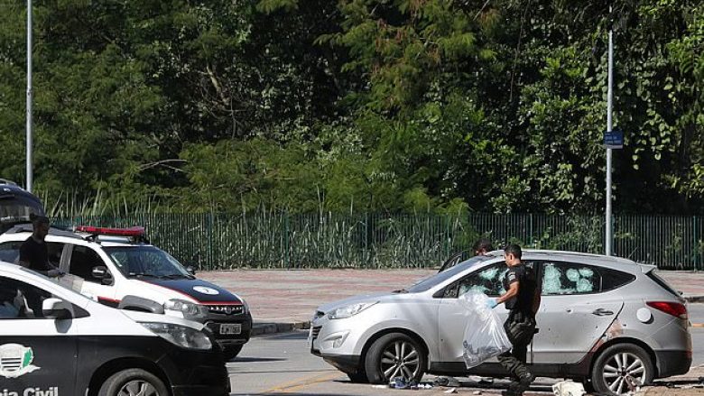 Tentuan të vidhnin bankën me vetura të blinduara, vriten 11 plaçkitës të armatosur (Video)