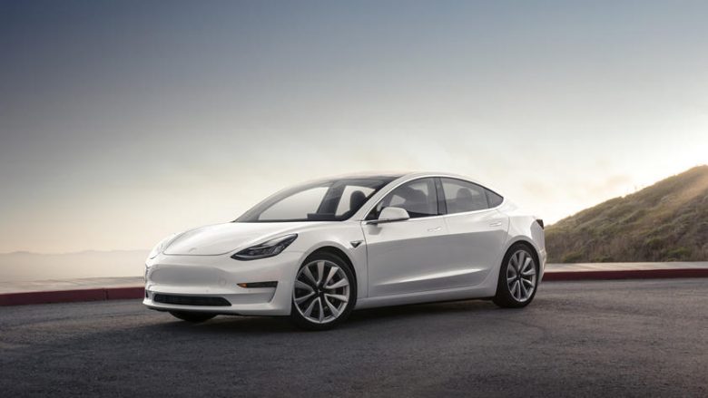 Tesla paralajmëron shërbimi taksi deri në vitin 2020 (Foto)