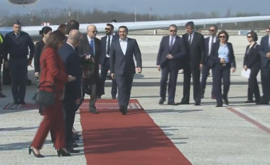 Tsipras arrin në Shkup, pritet nga delegacioni qeveritar (Video)