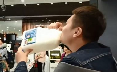 Turistit kinez ia ndaluan shishen e qumështit në aeroplan, piu më se dy litra për të mos e hedhur (Video)