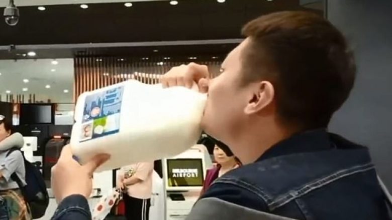 Turistit kinez ia ndaluan shishen e qumështit në aeroplan, piu më se dy litra për të mos e hedhur (Video)