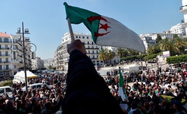 Vazhdojnë demonstratat në Algjeri, kërkohet edhe largimi i qeverisë së përkohshme (Video)